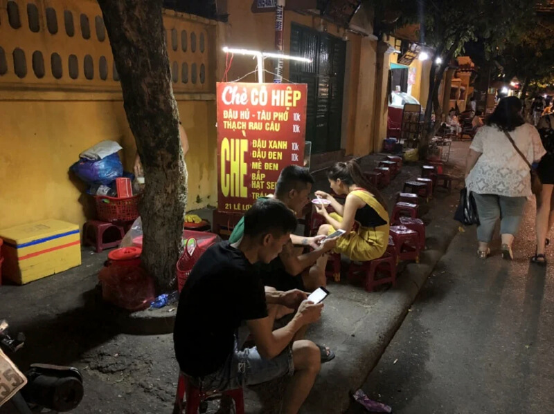 Ms. Hiep's sidewalk sweet soup stall