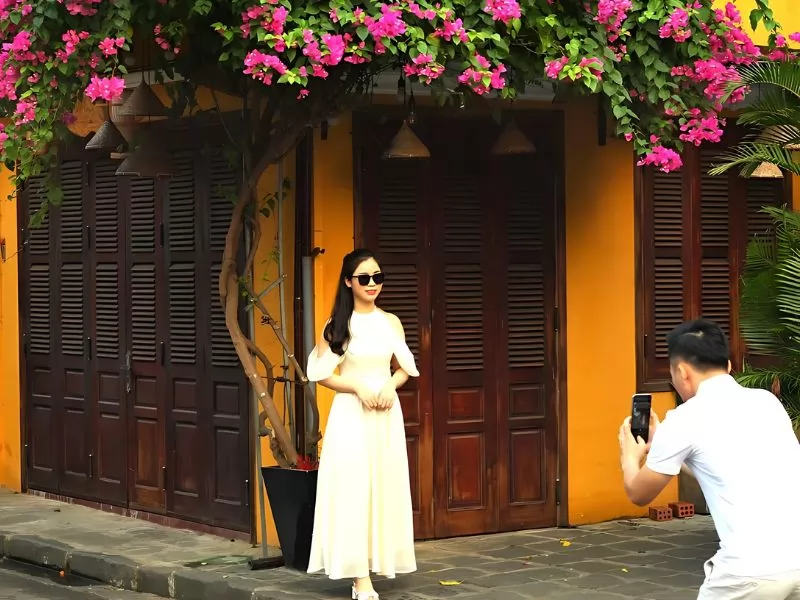 Check-in c&ugrave;ng hoa giấy Hội An với phong c&aacute;ch nhẹ nh&agrave;ng, cổ điển giữa kh&ocirc;ng gian đậm chất phố Hội