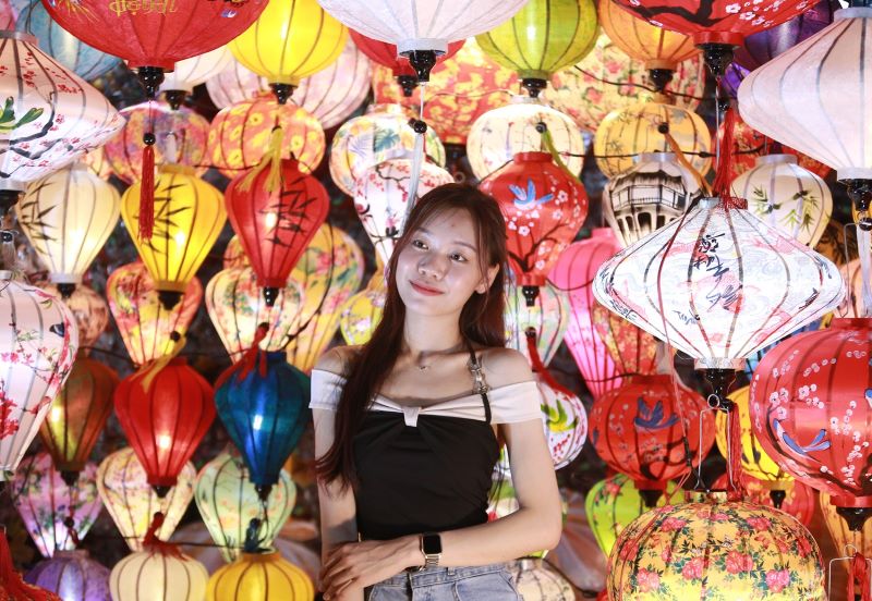 Điểm tô chút sắc màu rực rỡ, chợ đêm Hội An sẽ khiến từng bức ảnh check-in thêm phần sống động