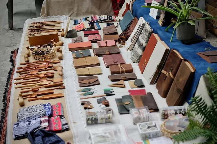 Những sản phẩm độc đ&aacute;o được b&agrave;y b&aacute;n tại chợ T&acirc;n Th&agrave;nh