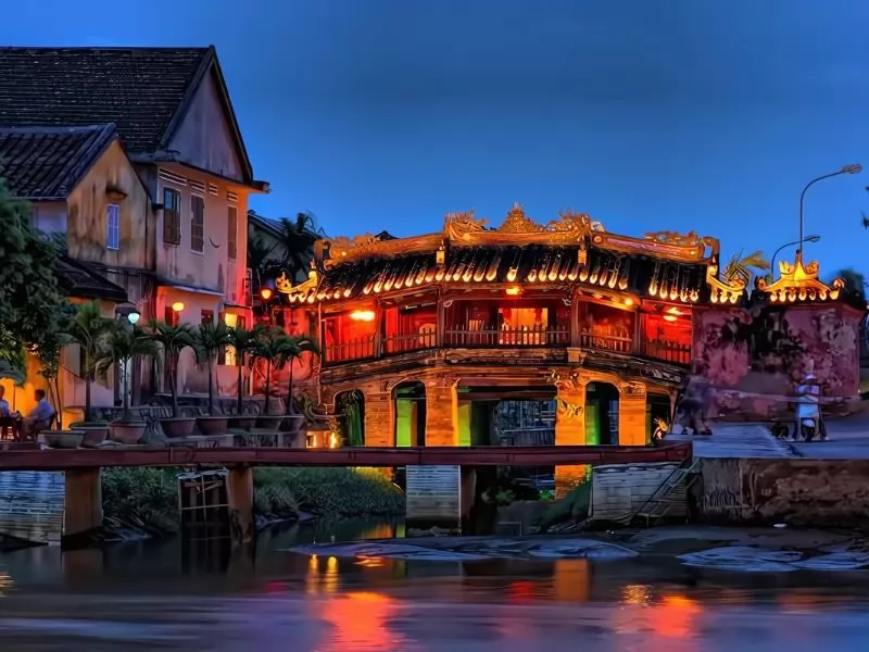 Ch&ugrave;a Cầu - ch&ugrave;a Hội An nổi tiếng lung linh về đ&ecirc;m