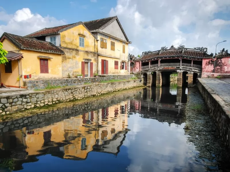 Ch&ugrave;a Cầu l&agrave; điểm đến nằm b&ecirc;n s&ocirc;ng Ho&agrave;i