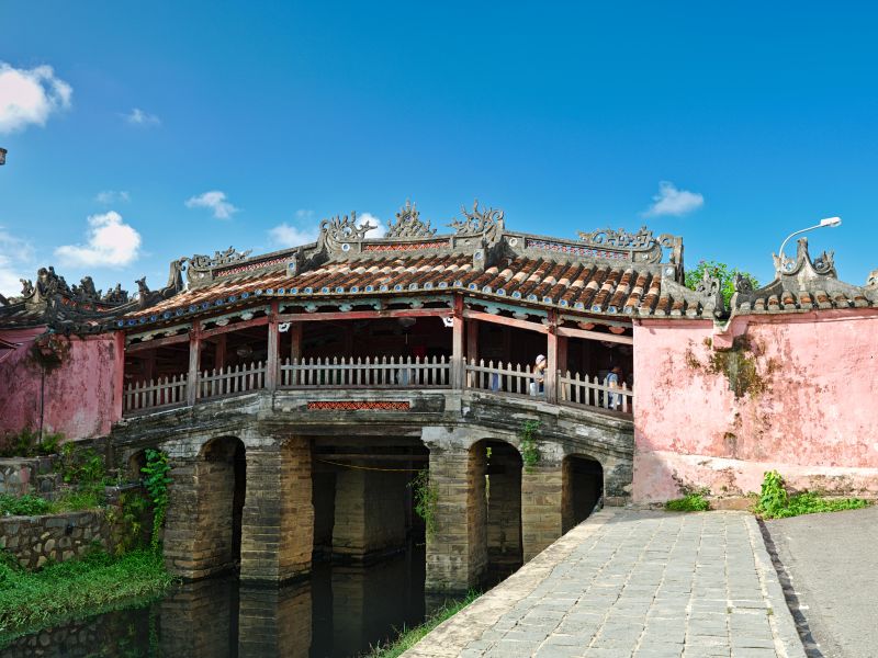Chùa Cầu với thiết kế vững chắc và hùng vĩ