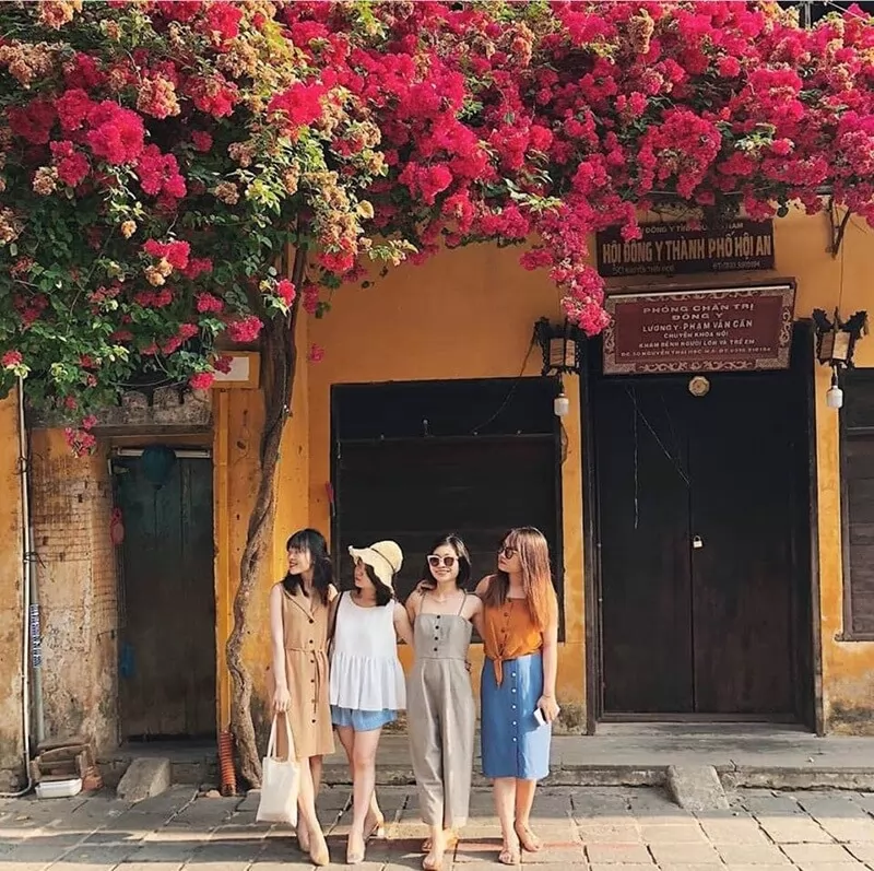 Chọn quần short thoải m&aacute;i hoặc v&aacute;y su&ocirc;ng sẽ gi&uacute;p bạn thoải m&aacute;i di chuyển