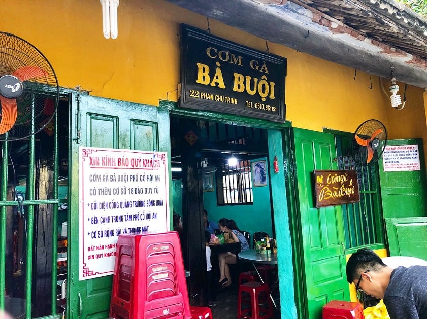 Một địa điểm ăn uống Hội An lâu đời được nhắc đến khi du khách đến với Hội An chính là quán cơm gà bà Buội.