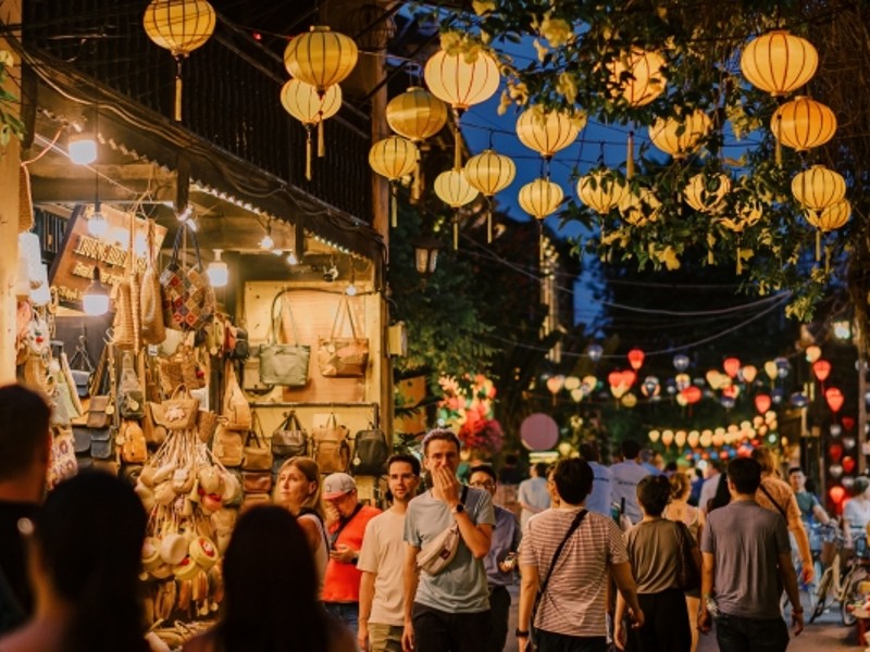 Con đường nằm ngay trung tâm phố Hội tập trung nhiều hoạt động mua bán