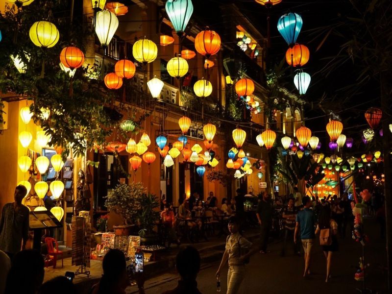 Con phố lung linh dưới ánh đèn lồng