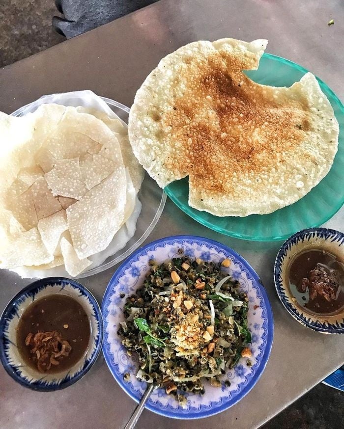 Crushed rice crackers - a specialty of Hoi An food