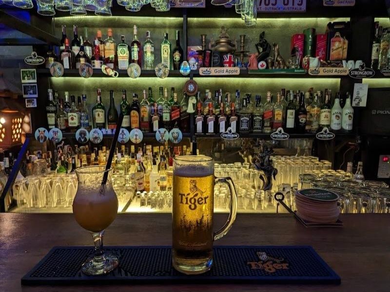 Đa dạng các loại thức uống trong quầy bar mang phong cách hiện đại của Bar Newlife Hội An