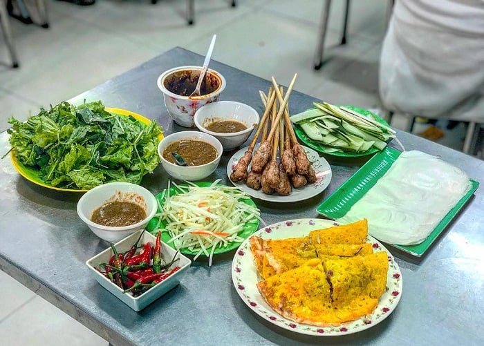 Bánh xèo Hội An là một món ăn nổi tiếng tại phố cổ