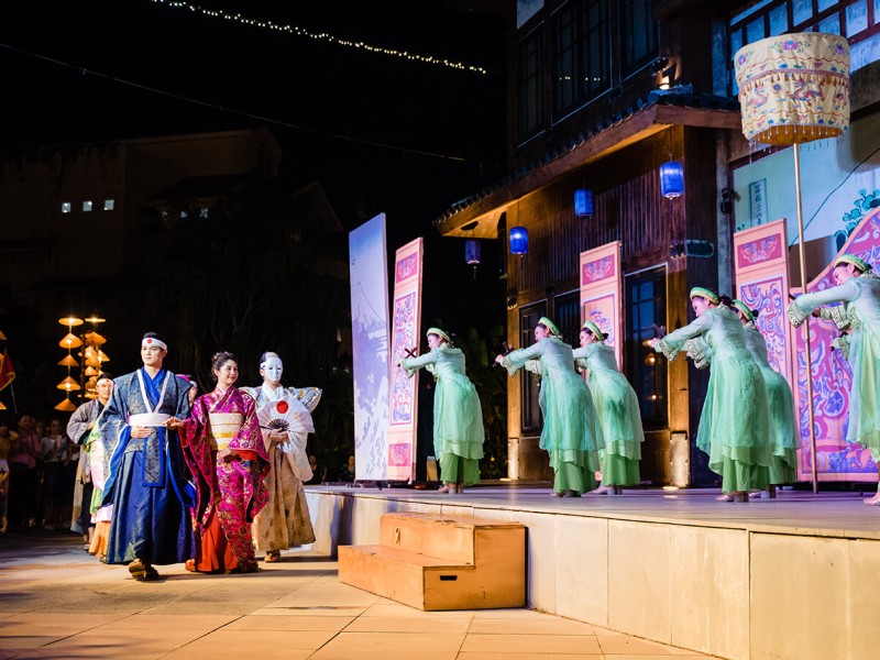 Đám cưới được tái hiện long trọng trong khung cảnh sân khấu tại khu phố Nhật Bản