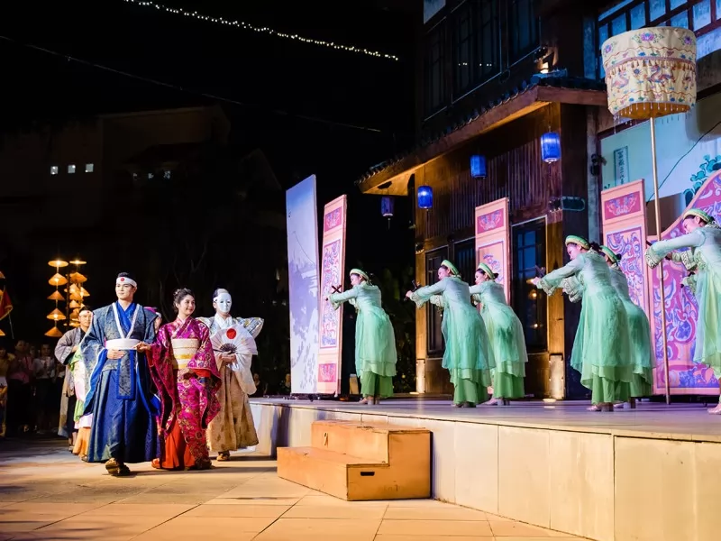 Đ&aacute;m cưới được t&aacute;i hiện long trọng trong khung cảnh s&acirc;n khấu tại khu phố Nhật Bản