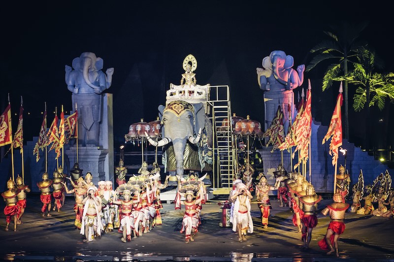 Đám cưới tái hiện trong show diễn 