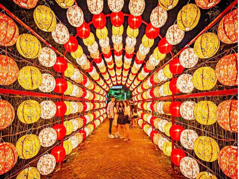 Đắm mình trong không gian sắc màu của lễ hội ngay cận các khu resort ở Hội An