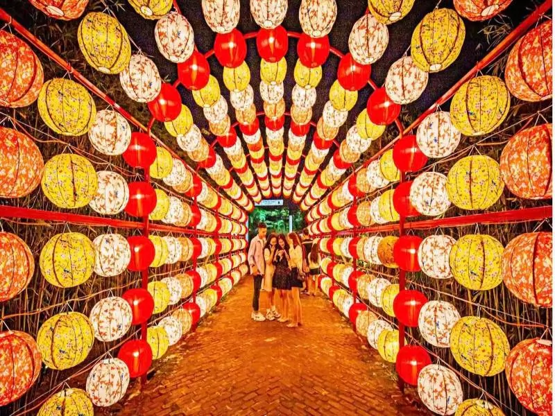 Đắm m&igrave;nh trong kh&ocirc;ng gian sắc m&agrave;u của lễ hội ngay cận c&aacute;c khu resort ở Hội An