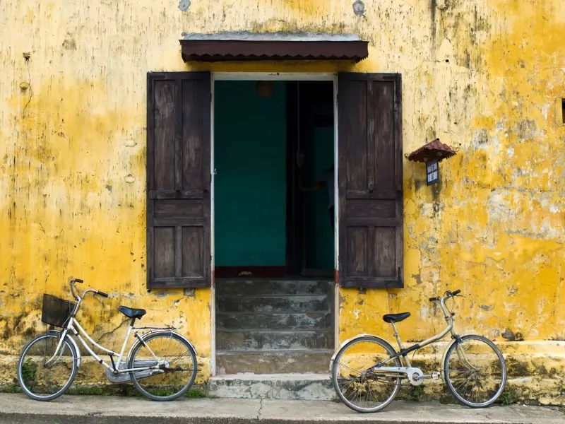 Dạo quanh phố cổ để giải tỏa căng thẳng sau những giờ l&agrave;m việc căng thẳng bằng xe đạp