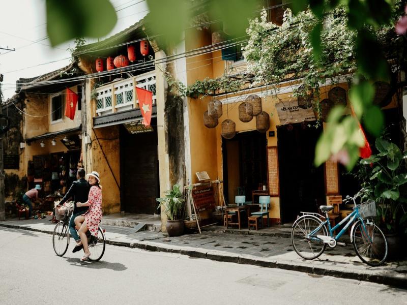 Đạp xe hay đi bộ để có trải nghiệm hít thở không khí sự tươi mới của Hội An vào đầu năm