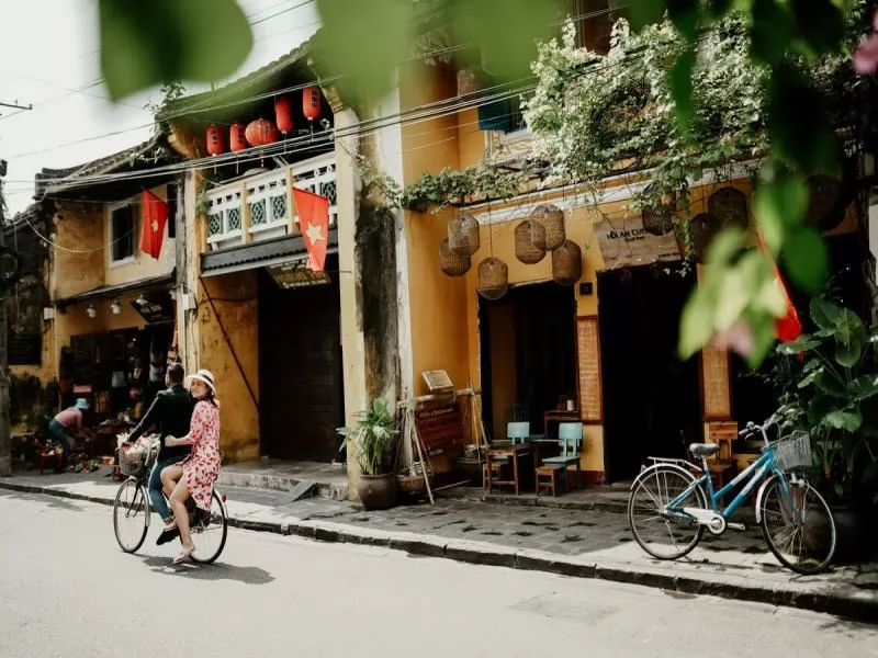 Đạp xe hay đi bộ để c&oacute; trải nghiệm h&iacute;t thở kh&ocirc;ng kh&iacute; sự tươi mới của Hội An v&agrave;o đầu năm