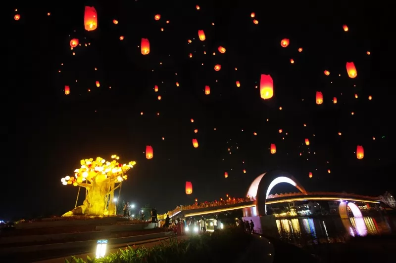 Things must do in Hoi An - Releasing Wishing Lanterns in Hoi An Memories Land