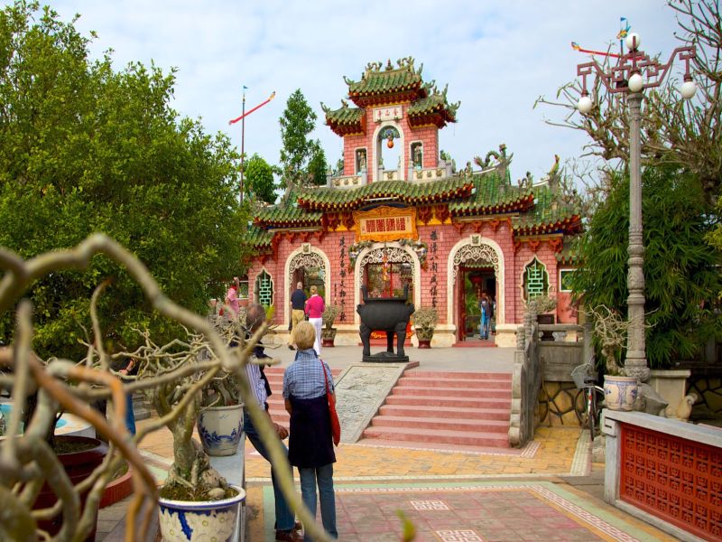 Đến chùa vào dịp Tết từ lâu đã là nét tín ngưỡng truyền thống của nhiều gia đình và cũng không ngoại lệ khi đi du lịch Tết Hội An