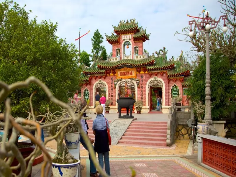 Đến ch&ugrave;a v&agrave;o dịp Tết từ l&acirc;u đ&atilde; l&agrave; n&eacute;t t&iacute;n ngưỡng truyền thống của nhiều gia đ&igrave;nh v&agrave; cũng kh&ocirc;ng ngoại lệ khi đi du lịch Tết Hội An&nbsp;