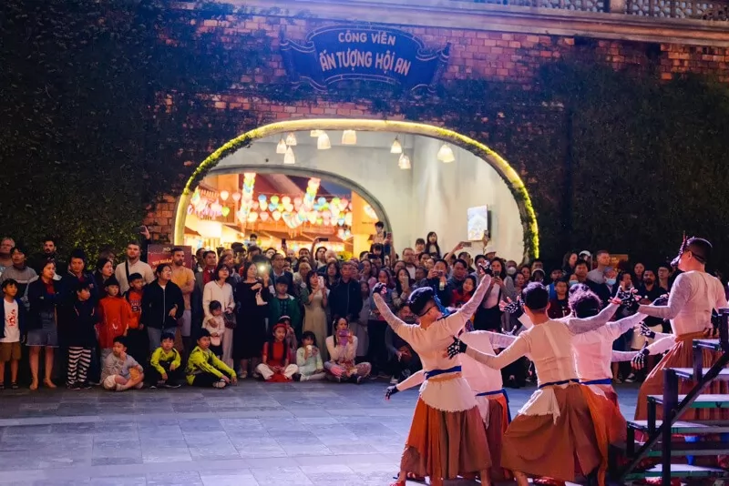Đến sớm để dạo quanh đảo K&yacute; Ức Hội An v&agrave; thưởng thức minishow tại c&ocirc;ng vi&ecirc;n Ấn Tượng Hội An
