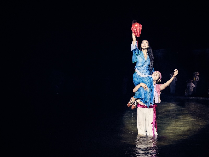 Đèn và Biển” – khoảnh khắc đong đầy cảm xúc và nỗi nhớ giữa người đi và kẻ đợi, khắc sâu trong show Ký Ức Hội An