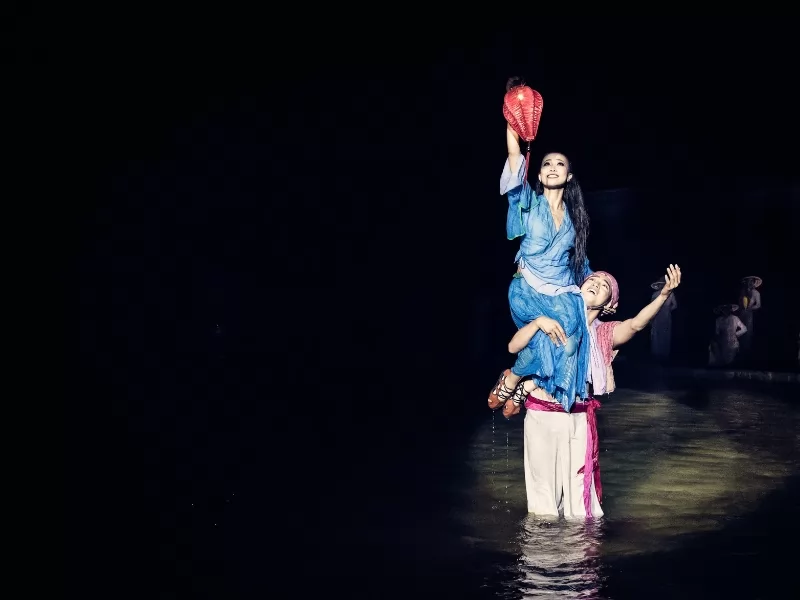 Đ&egrave;n v&agrave; Biển&rdquo; &ndash; khoảnh khắc đong đầy cảm x&uacute;c v&agrave; nỗi nhớ giữa người đi v&agrave; kẻ đợi, khắc s&acirc;u trong show K&yacute; Ức Hội An