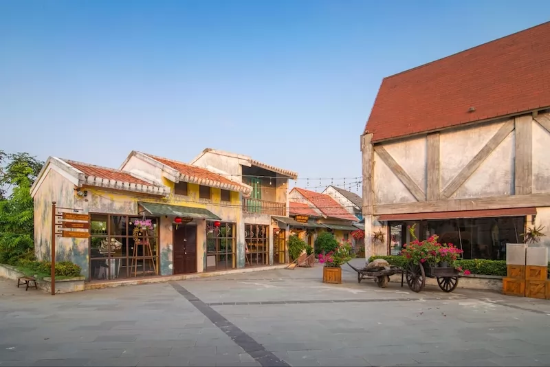 Đến với khu thương điếm, du kh&aacute;ch c&ograve;n c&oacute; cơ hội tham gia v&agrave;o nhiều hoạt động trải nghiệm kh&aacute;c nhau