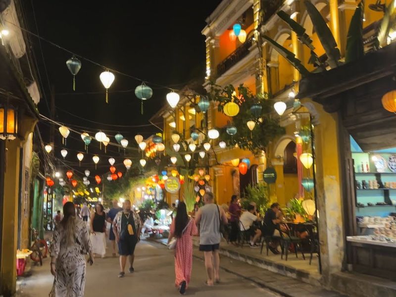 Đi dạo hẹn hò quanh phố cổ yên bình là kinh nghiệm du lịch Hội An đáng trải nghiệm nhất