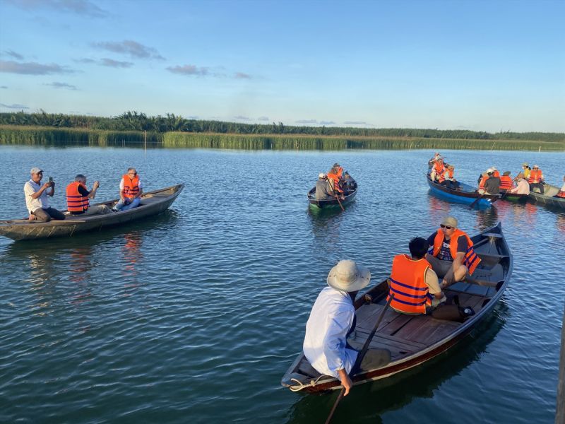 Đi đò trên dòng sông Thu Bồn – cách thú vị để đến làng Kim Bồng