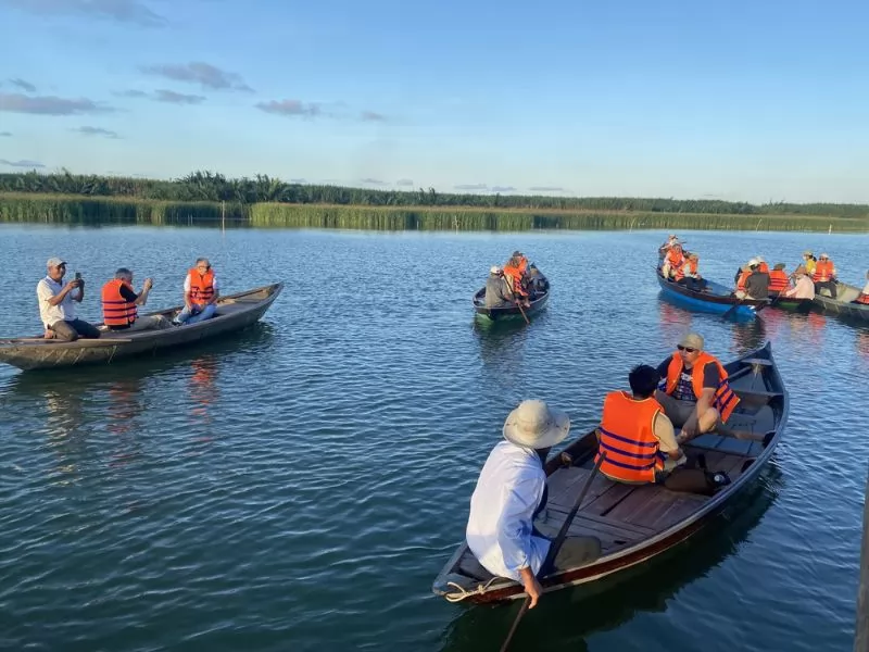 Đi đ&ograve; tr&ecirc;n d&ograve;ng s&ocirc;ng Thu Bồn &ndash; c&aacute;ch th&uacute; vị để đến l&agrave;ng Kim Bồng
