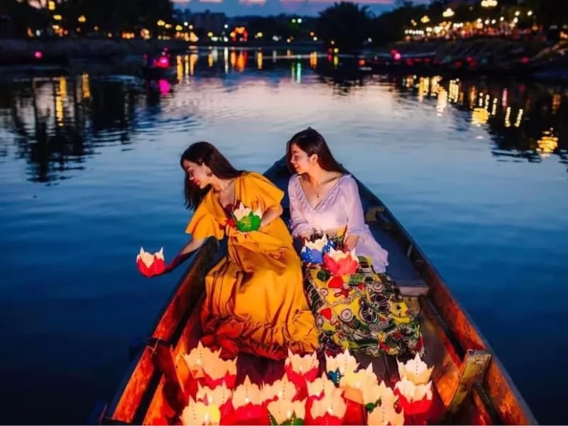 Đi thuyền trên sông Thu Bồn vào buổi tối chỉ khoảng 30.000 - 60.000 VNĐ/ 1 người