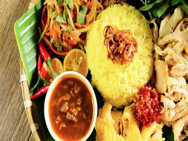 Đĩa cơm gà phố Hội đầy hấp dẫn chính là đại diện tiêu biểu của ẩm thực Hội An