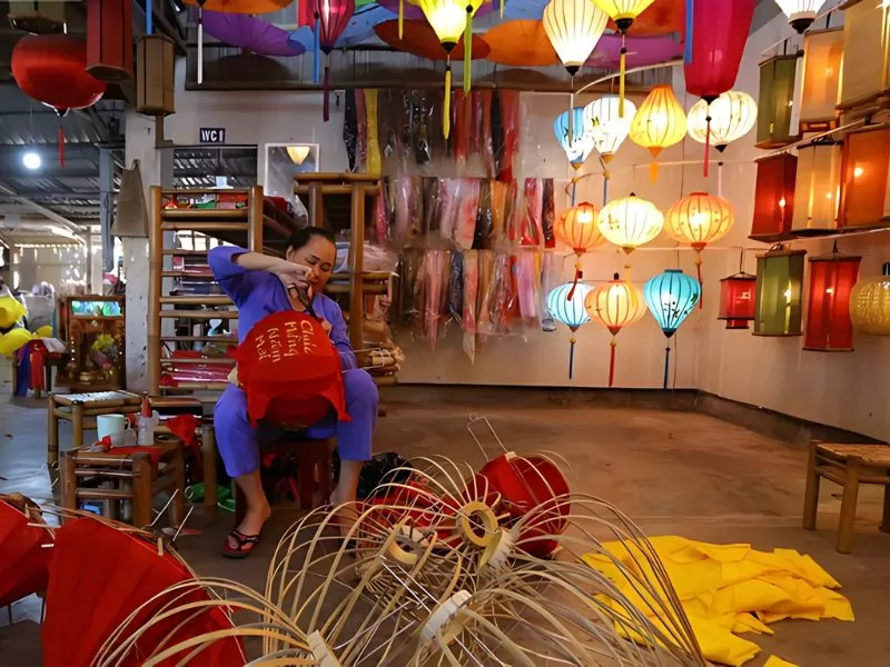 Dịp Tết, c&aacute;c l&agrave;ng nghề truyền thống tại Hội An lại nhộn nhịp sản xuất, lưu giữ n&eacute;t văn h&oacute;a l&agrave;ng nghề l&acirc;u đời