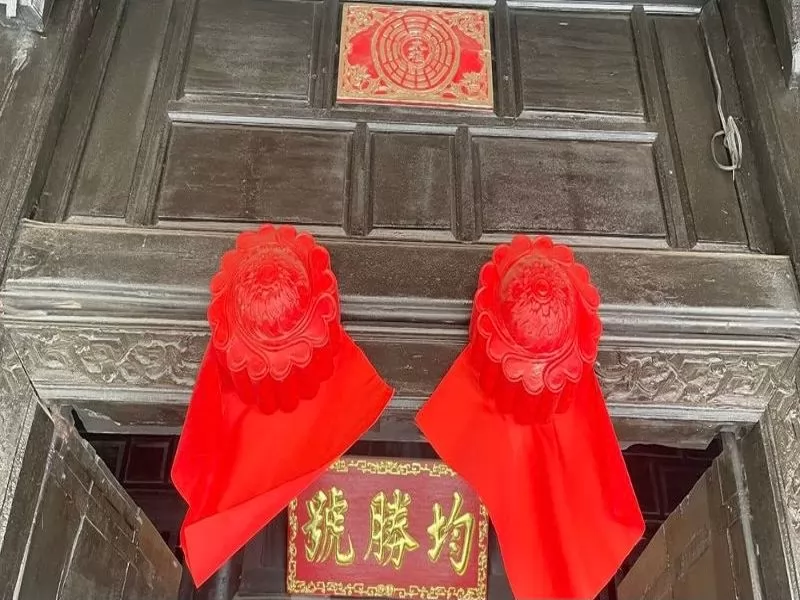 Đ&ocirc;i mắt cửa &ndash; 'thần giữ cửa' trong t&iacute;n ngưỡng của người d&acirc;n phố cổ&nbsp;