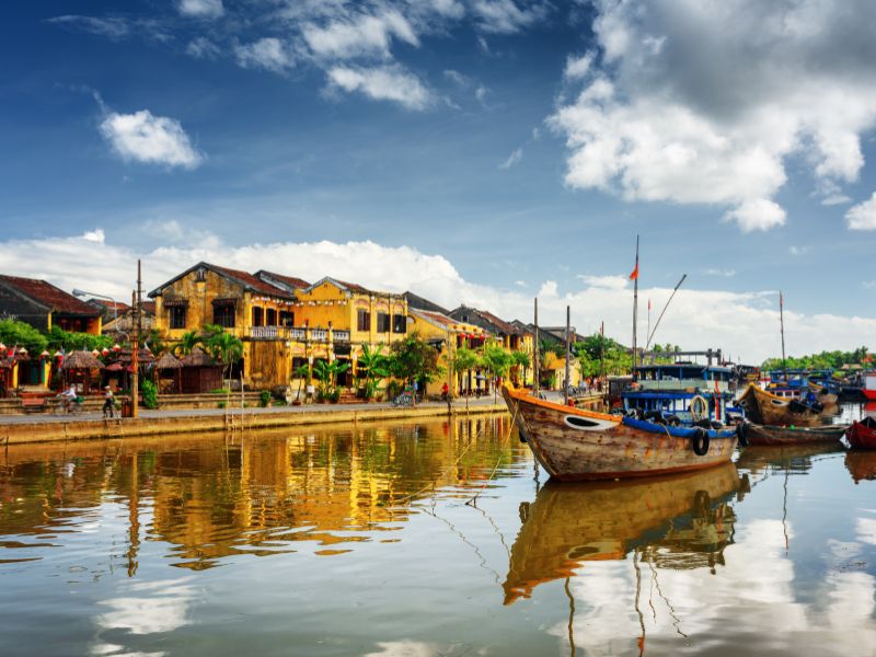 Dòng chảy dịu dàng ôm trọn phố cổ Hội An, nơi lưu giữ những ký ức lịch sử và văn hóa đặc sắc