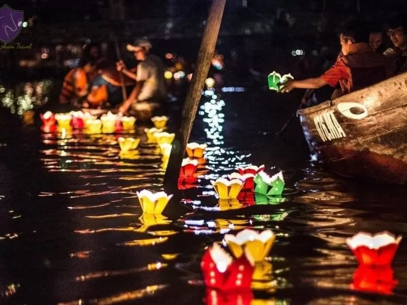 D&ograve;ng s&ocirc;ng Ho&agrave;i y&ecirc;n b&igrave;nh, nơi c&aacute;c cặp đ&ocirc;i thả đ&egrave;n hoa đăng v&agrave; tận hưởng những khoảnh khắc l&atilde;ng mạn
