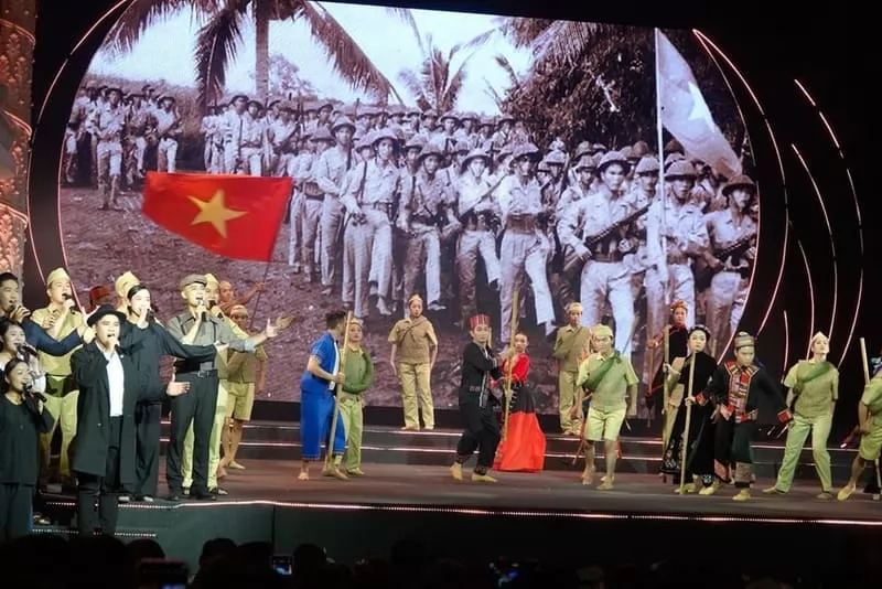 Tiết mục l&ocirc;i cuốn trong chương tr&igrave;nh nghệ thuật &ldquo;Con đường thế kỷ - Người đi"