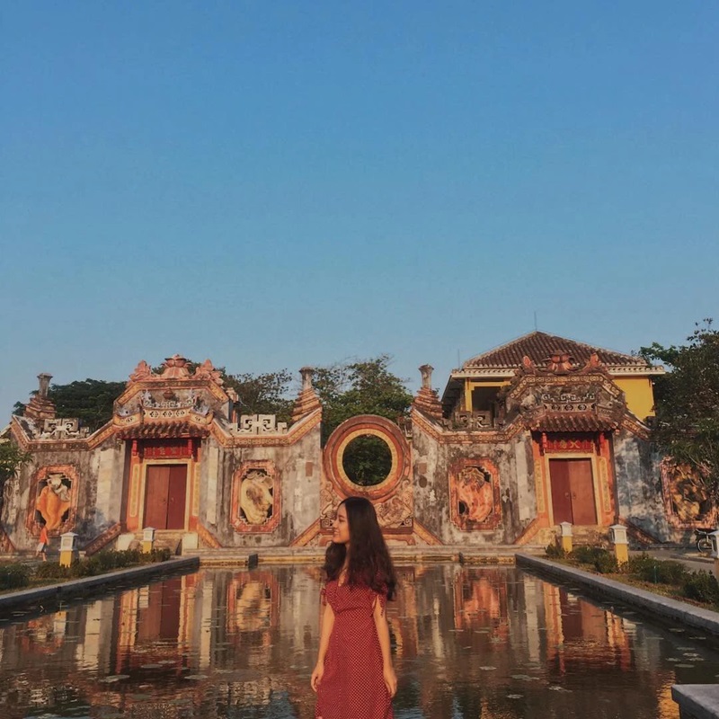 Du khách chụp hình check in Hội An với đèn lồng