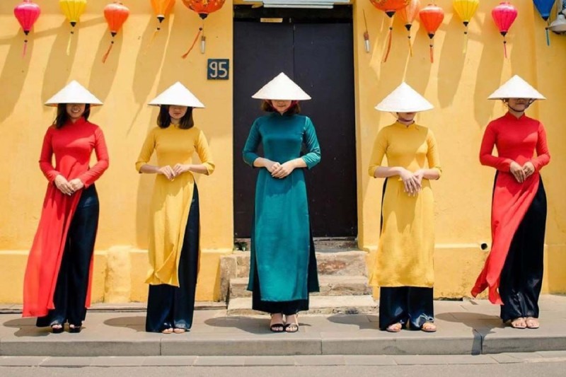 Du khách sánh bước cùng những tà áo dài rực rỡ
