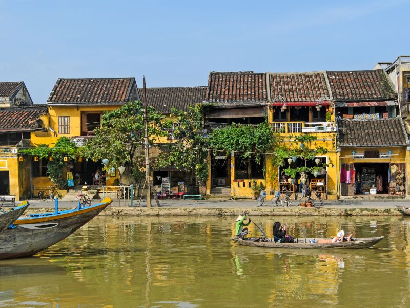 Du khách tận hưởng chuyến du thuyền trên sông Hoài, hòa mình vào vẻ đẹp yên bình và thơ mộng của phố cổ