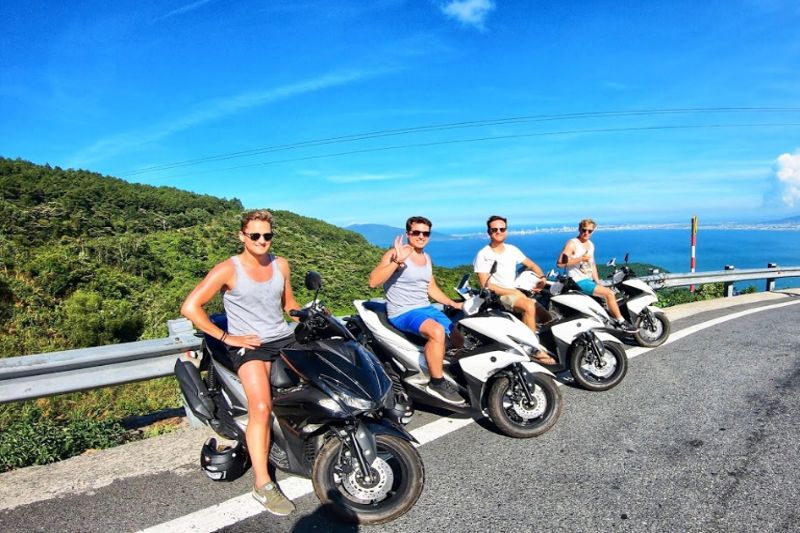 Du khách tận hưởng khoảnh khắc vi vu khi thuê xe máy du lịch