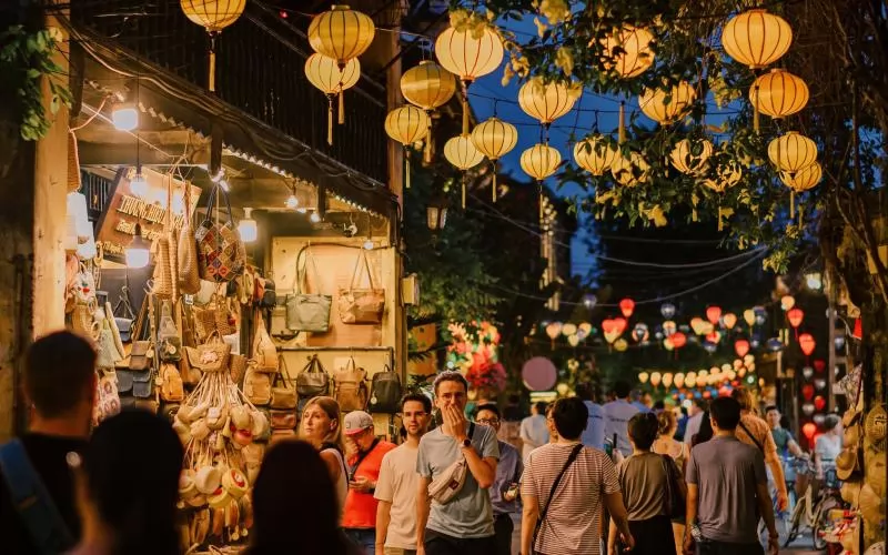 Du kh&aacute;ch tận hưởng kh&ocirc;ng kh&iacute; n&aacute;o nhiệt của chợ đ&ecirc;m Hội An