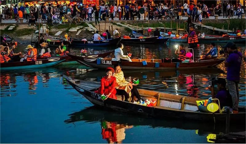 Du kh&aacute;ch thả đ&egrave;n hoa đăng, cầu ch&uacute;c b&igrave;nh an cho gia đ&igrave;nh