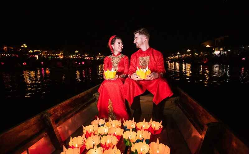Du khách thả đèn hoa đăng cầu tình duyên