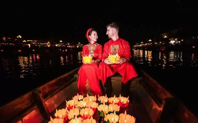Tourists release flower lanterns to pray for love