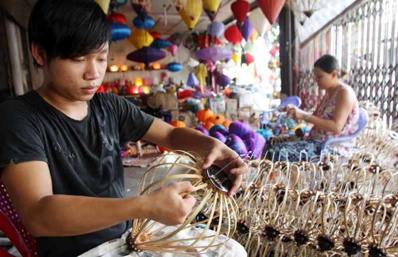 Du khách tham gia làm đèn lồng ở phố cổ Hội An