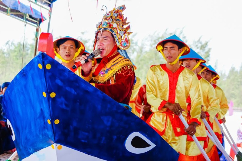 Du khách thích thú với màn trình diễn hát bả trạo.