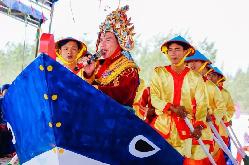 Du kh&aacute;ch th&iacute;ch th&uacute; với m&agrave;n tr&igrave;nh diễn h&aacute;t bả trạo.